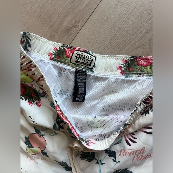 NWT men’s graphic swim trunks XL - Picture 2 of 3